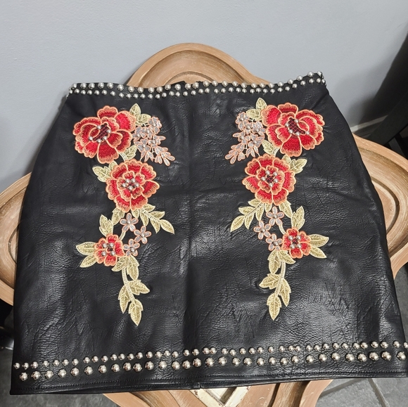 Romeo & Juliet Couture Dresses & Skirts - Romeo & Juliet Faux Embroidered Roses Skirt SZ M